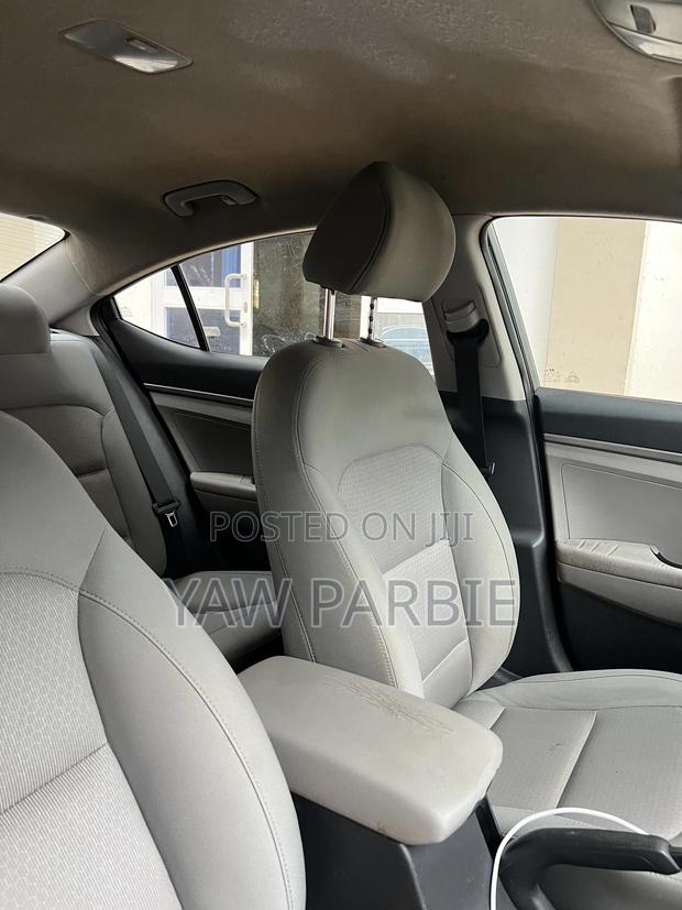 Hyundai Elantra SE Sedan FWD (2.0L 4cyl 6M) 2017 Gray