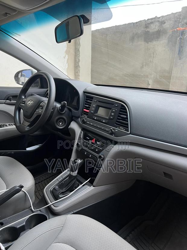 Hyundai Elantra SE Sedan FWD (2.0L 4cyl 6M) 2017 Gray