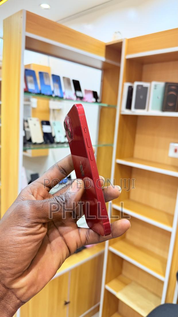Apple iPhone 13 128 GB Red · Photo 3