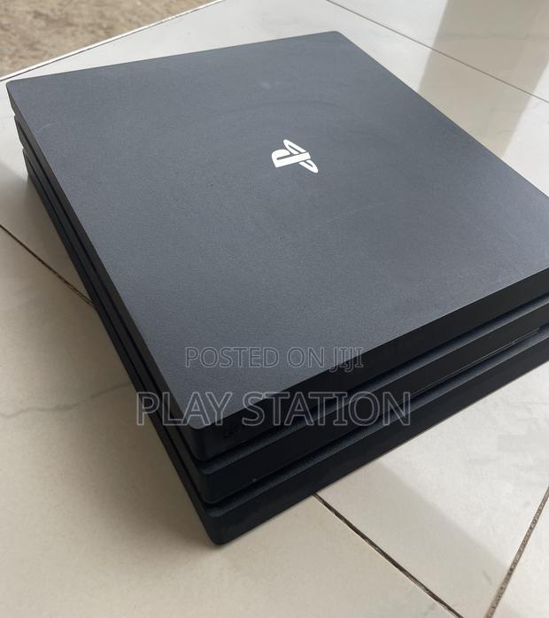 Playstation 4 Pro Version 9.00 With 10 Games · Photo 4