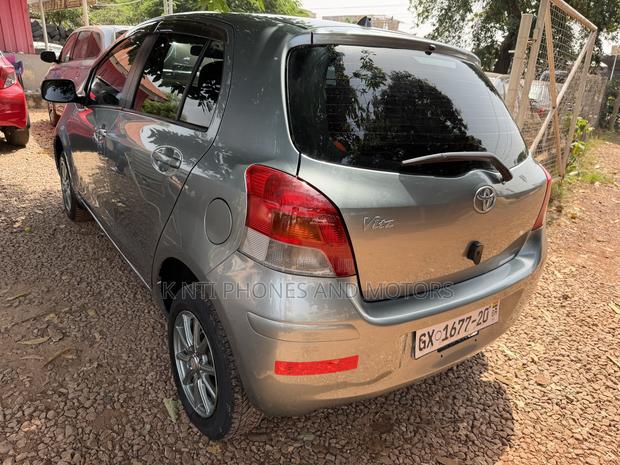 Toyota Vitz 1.3 FWD 5dr 2010 Gray