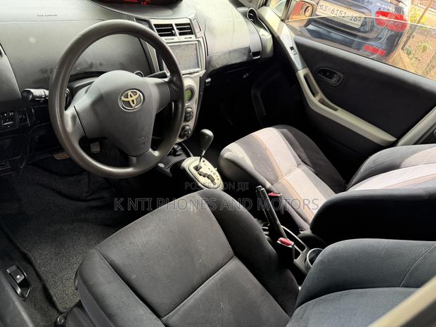 Toyota Vitz 1.3 FWD 5dr 2010 Gray photo 3