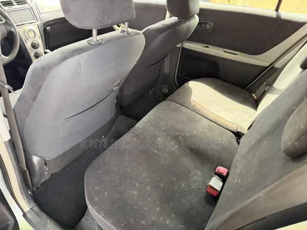 Toyota Vitz 1.3 FWD 5dr 2010 Gray photo 2