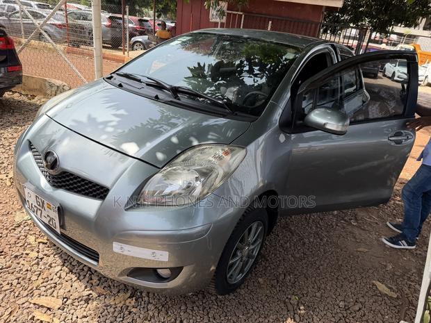Toyota Vitz 1.3 FWD 5dr 2010 Gray photo 4