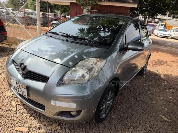Toyota Vitz 1.3 FWD 5dr 2010 Gray photo 5