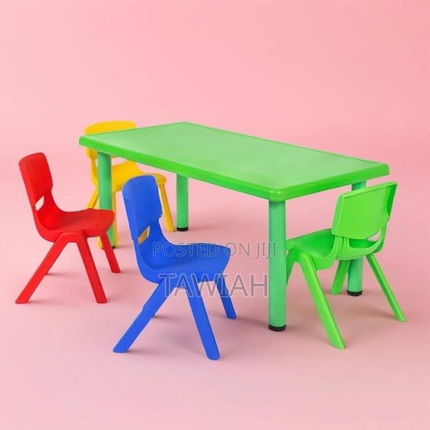 Children Table and 4 Chairs · Photo 3