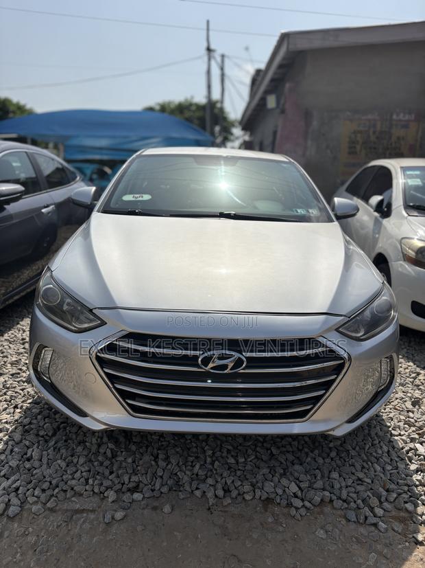 Hyundai Elantra SE Sedan FWD (2.0L 4cyl 6M) 2017 Silver
