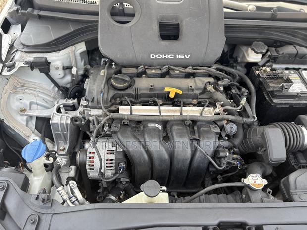 Hyundai Elantra SE Sedan FWD (2.0L 4cyl 6M) 2017 Silver