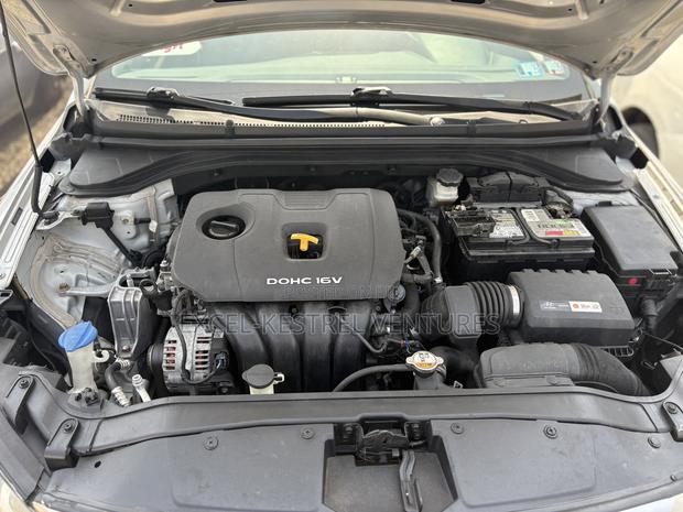 Hyundai Elantra SE Sedan FWD (2.0L 4cyl 6M) 2017 Silver