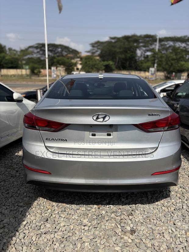 Hyundai Elantra SE Sedan FWD (2.0L 4cyl 6M) 2017 Silver