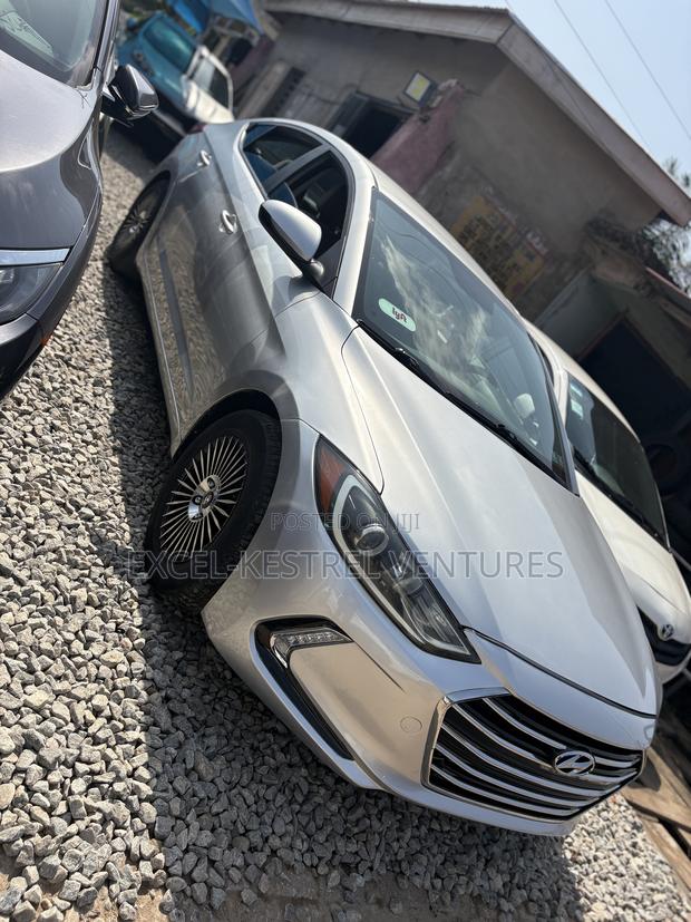 Hyundai Elantra SE Sedan FWD (2.0L 4cyl 6M) 2017 Silver