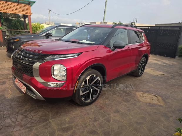 Mitsubishi Outlander SE 2023 Red