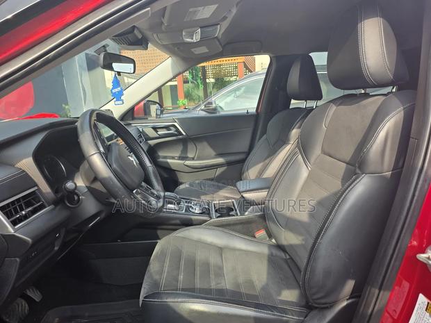 Mitsubishi Outlander SE 2023 Red