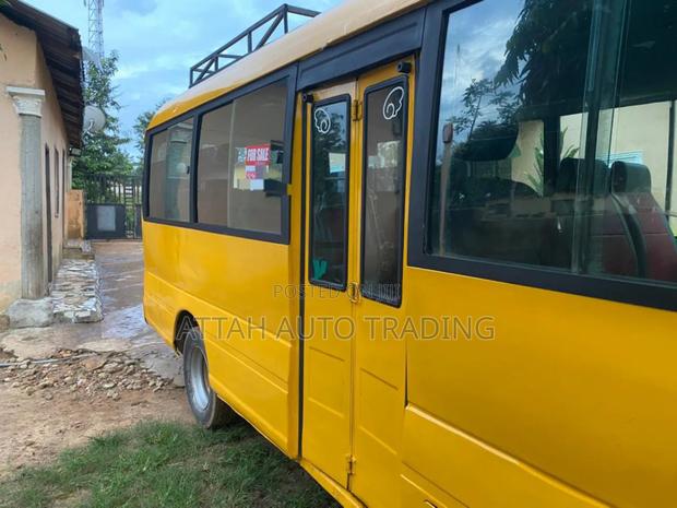 Hyundai County 2012 Yellow photo 4