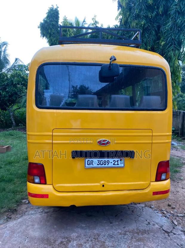 Hyundai County 2012 Yellow photo 5