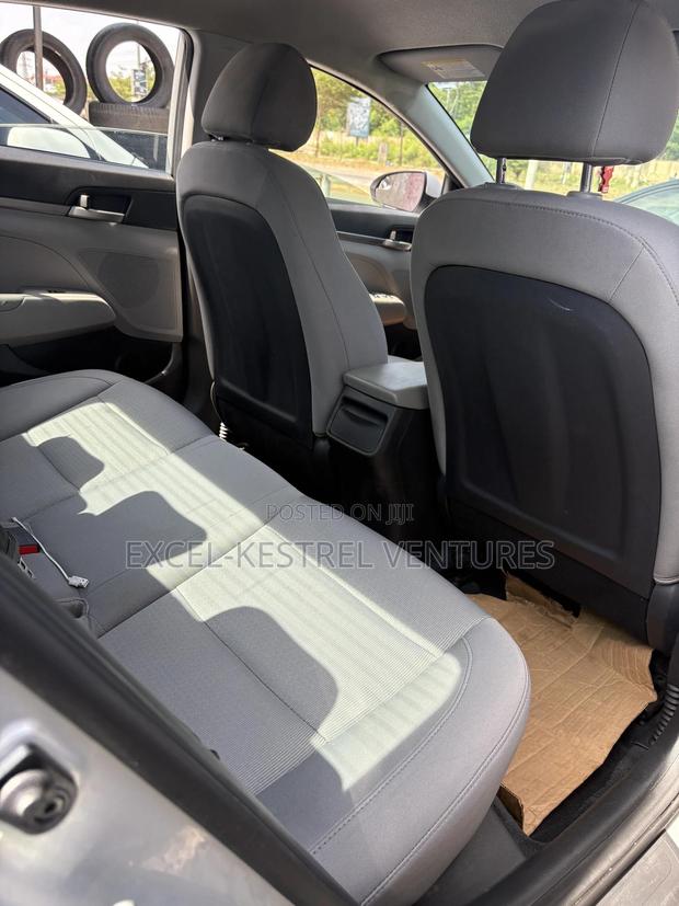 Hyundai Elantra SE Sedan FWD (2.0L 4cyl 6M) 2017 Silver