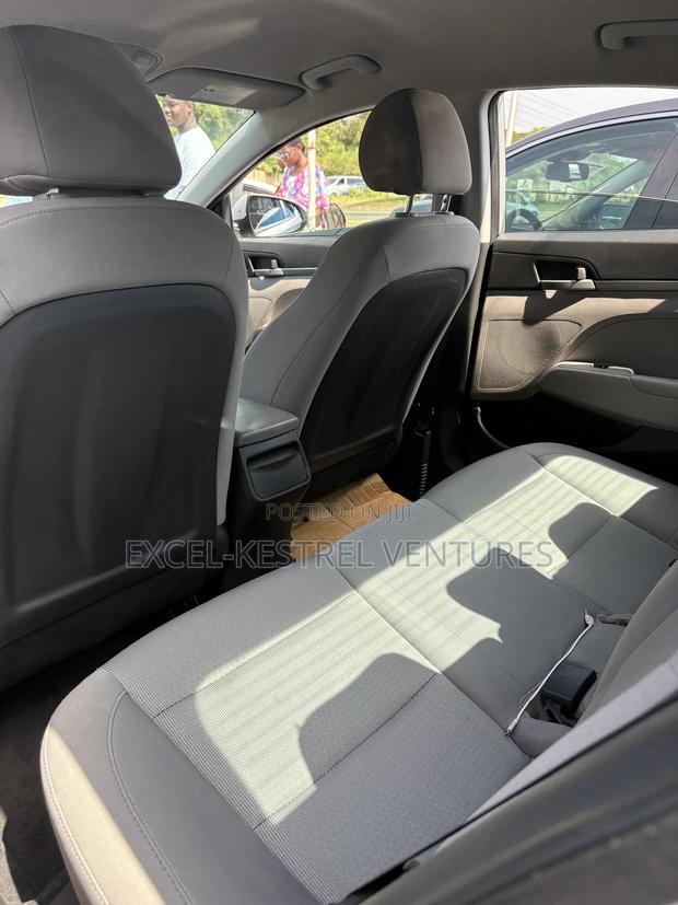 Hyundai Elantra SE Sedan FWD (2.0L 4cyl 6M) 2017 Silver