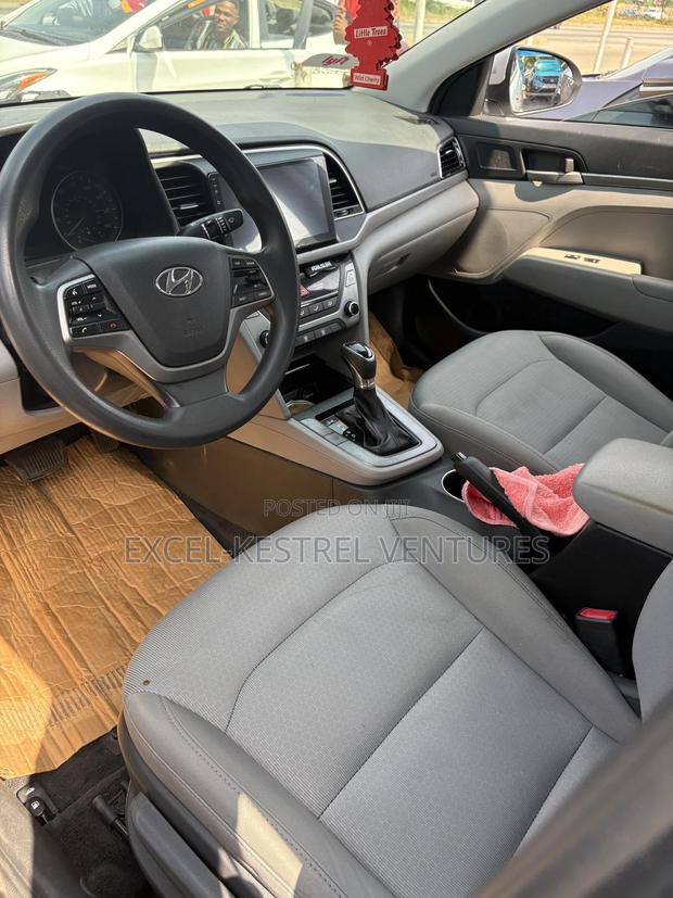 Hyundai Elantra SE Sedan FWD (2.0L 4cyl 6M) 2017 Silver