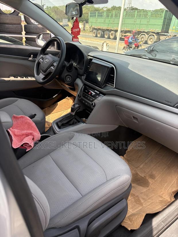 Hyundai Elantra SE Sedan FWD (2.0L 4cyl 6M) 2017 Silver