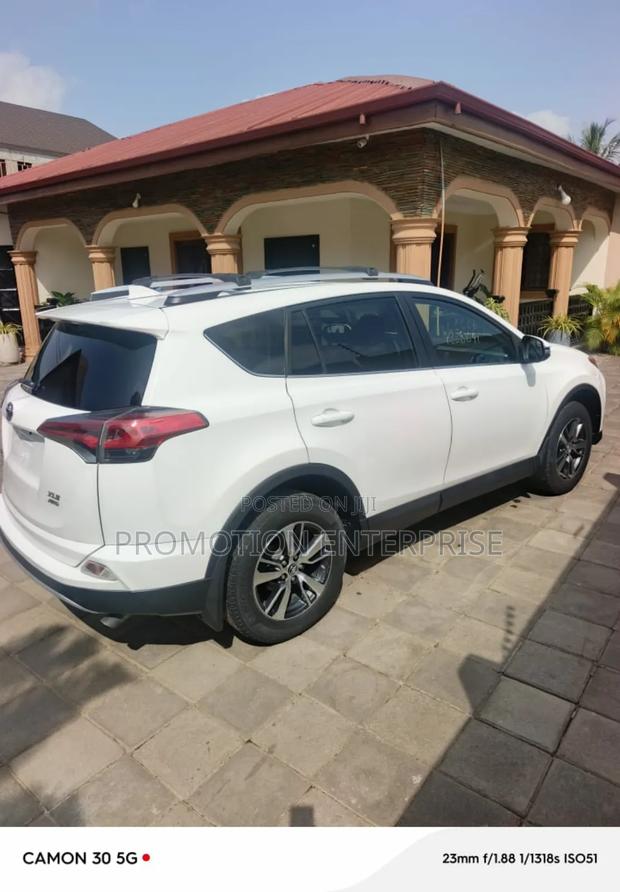 Toyota RAV4 XLE FWD (2.5L 4cyl 6A) 2017 White