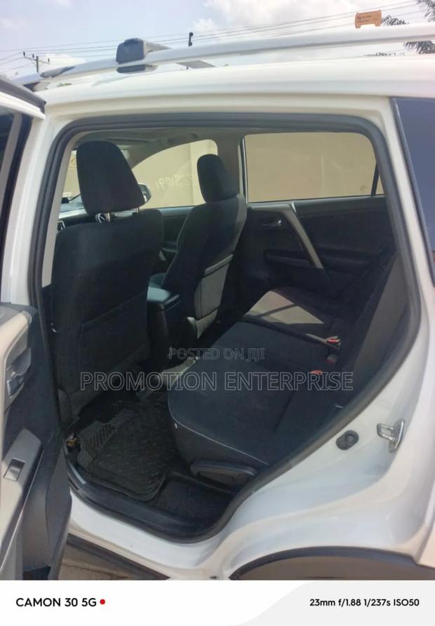 Toyota RAV4 XLE FWD (2.5L 4cyl 6A) 2017 White