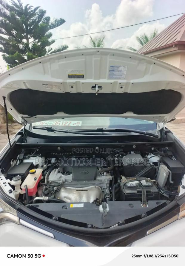 Toyota RAV4 XLE FWD (2.5L 4cyl 6A) 2017 White