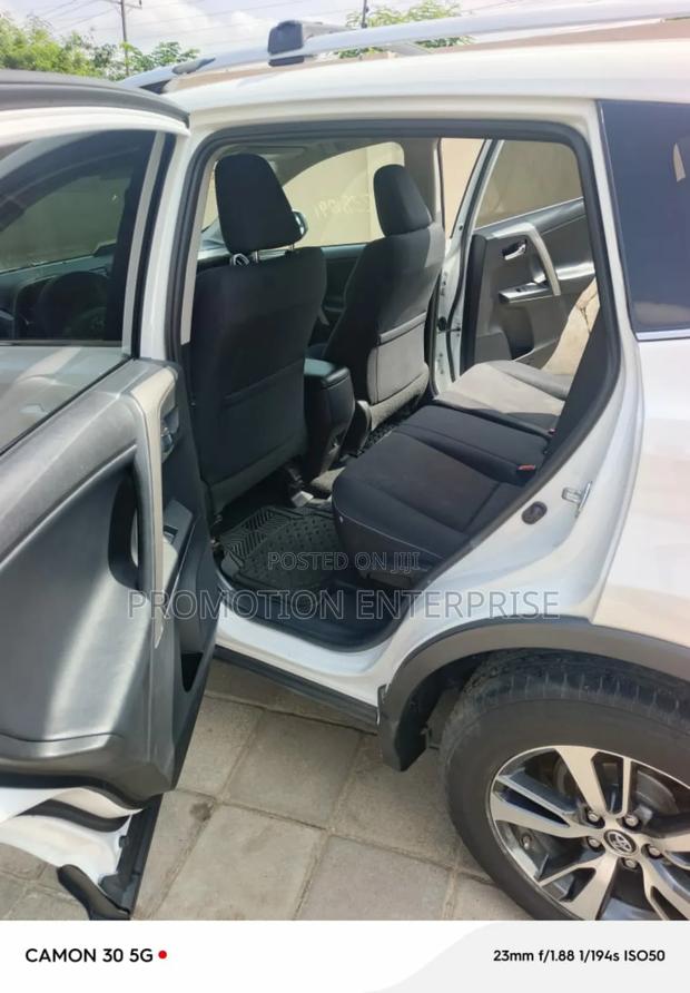 Toyota RAV4 XLE FWD (2.5L 4cyl 6A) 2017 White