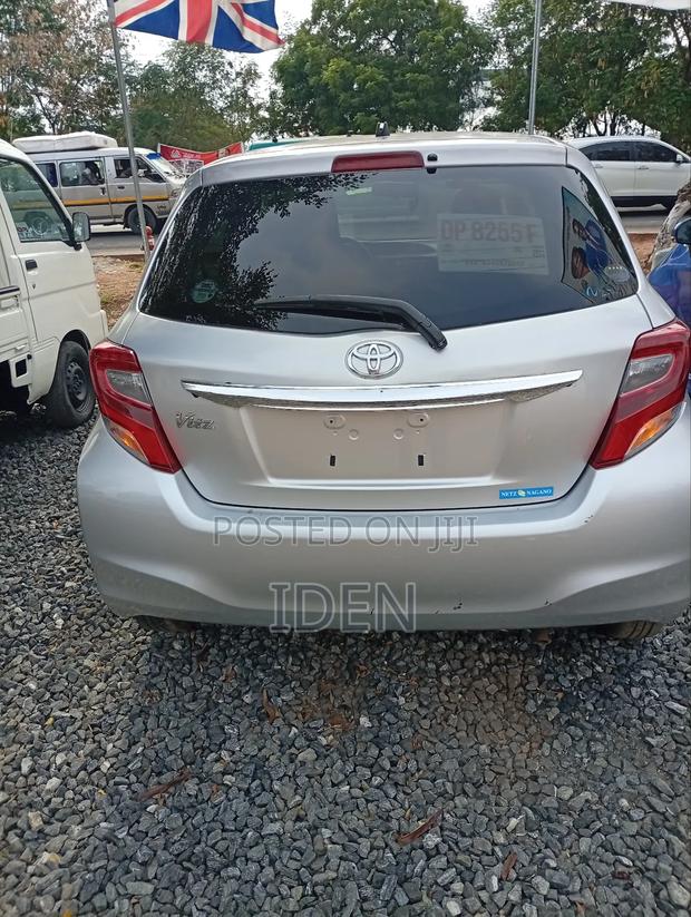 Toyota Vitz 1.5 FWD 5dr 2014 Silver photo 2