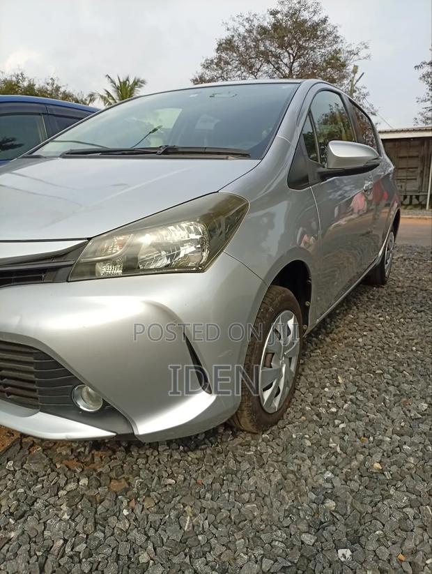 Toyota Vitz 1.5 FWD 5dr 2014 Silver photo 3