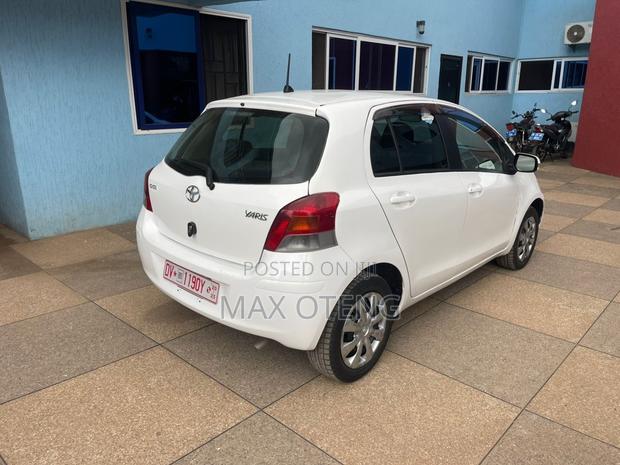 Toyota Yaris L Hatchback 3dr 2012 White photo 2