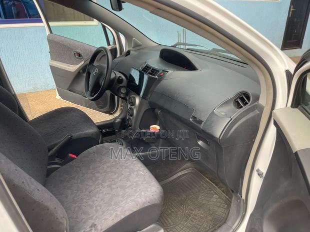 Toyota Yaris L Hatchback 3dr 2012 White photo 6