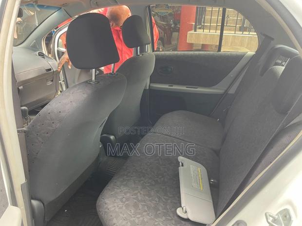 Toyota Yaris L Hatchback 3dr 2012 White photo 7