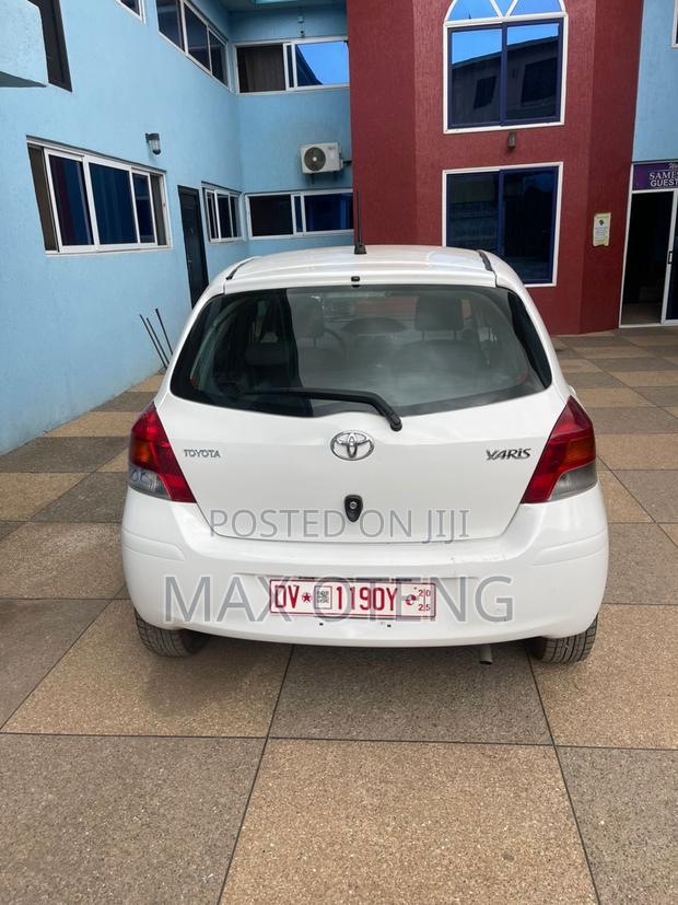 Toyota Yaris L Hatchback 3dr 2012 White photo 4