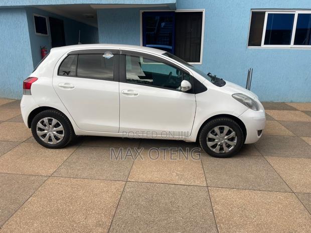 Toyota Yaris L Hatchback 3dr 2012 White photo 5