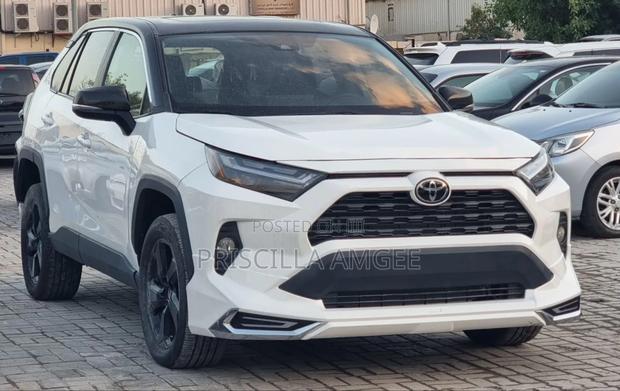 Toyota RAV4 2021 White