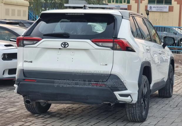 Toyota RAV4 2021 White