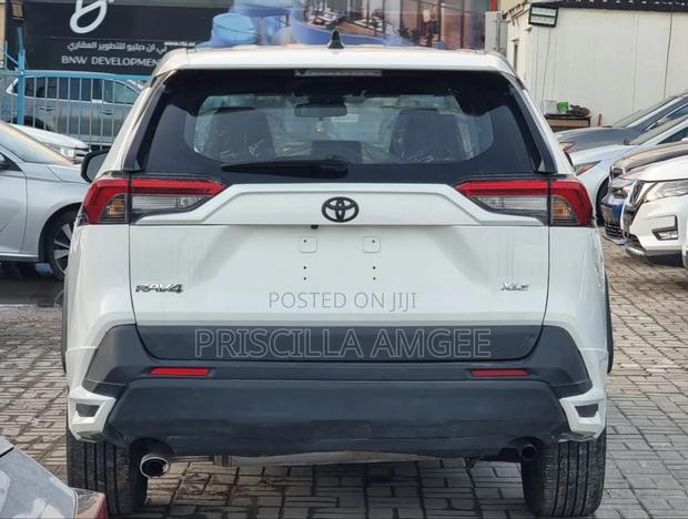 Toyota RAV4 2021 White