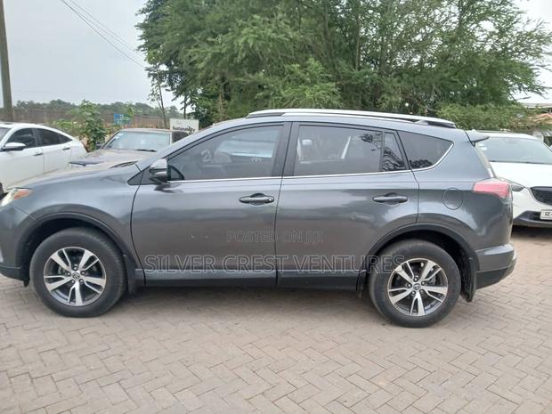 Toyota RAV4 LE 4dr SUV AWD (2.5L 4cyl 6A) 2018 Gray