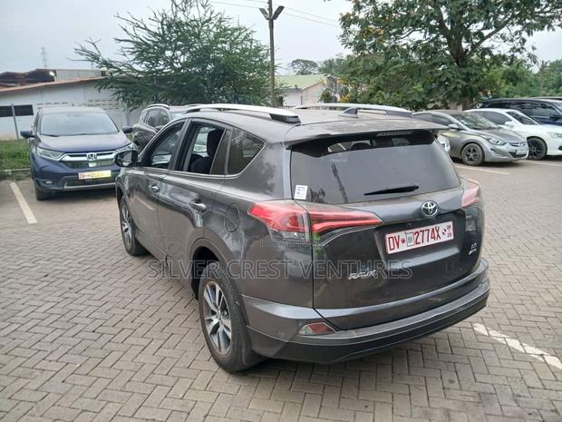 Toyota RAV4 LE 4dr SUV AWD (2.5L 4cyl 6A) 2018 Gray