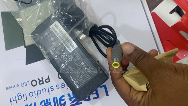 Lenovo Round Mouth Charger · Photo 4