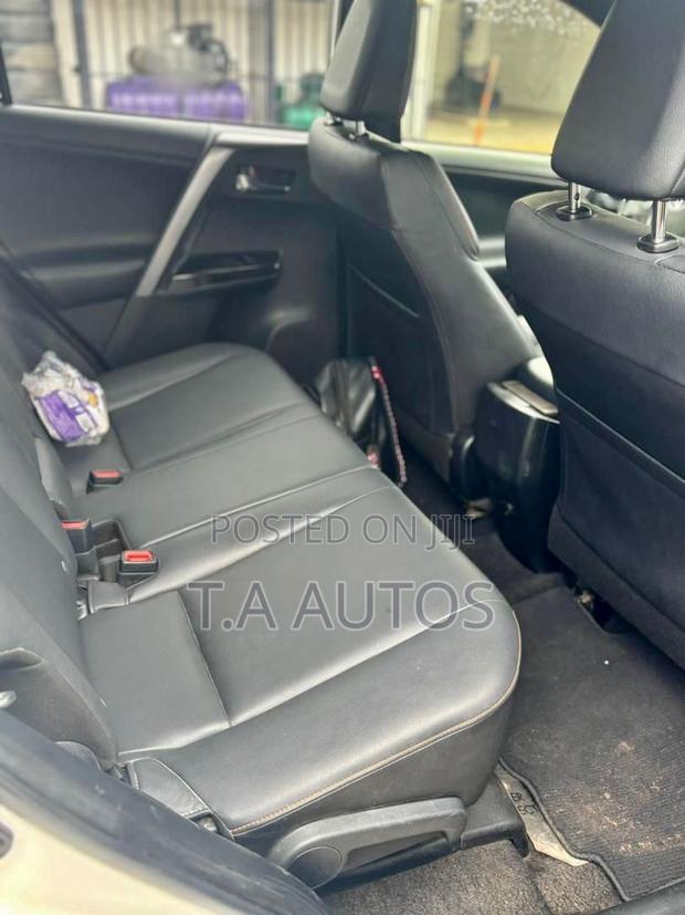 Toyota RAV4 SE AWD (2.5L 4cyl 6A) 2017 White