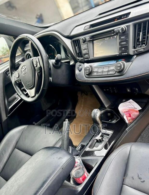 Toyota RAV4 SE AWD (2.5L 4cyl 6A) 2017 White