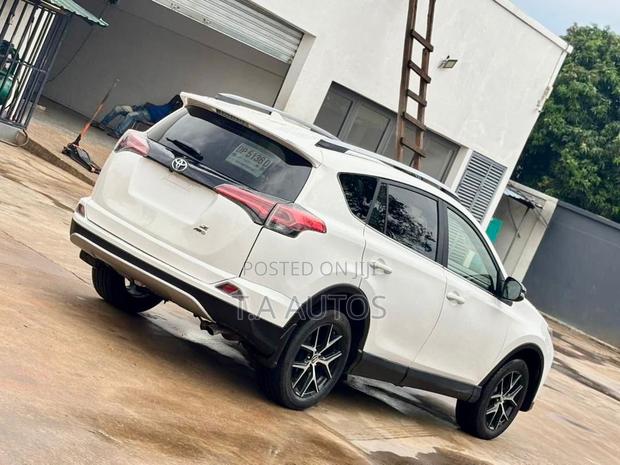 Toyota RAV4 SE AWD (2.5L 4cyl 6A) 2017 White