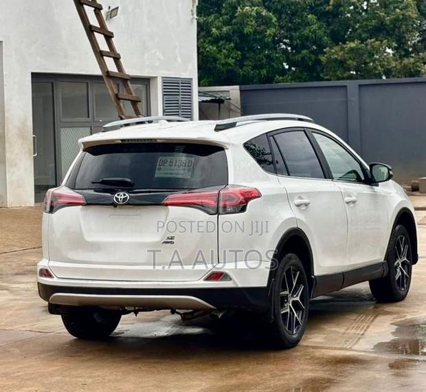 Toyota RAV4 SE AWD (2.5L 4cyl 6A) 2017 White