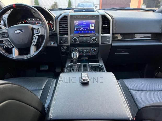 Ford F-150 Raptor 4x4 SuperCrew Cab Styleside 5.5 ft. box 145 in. WB