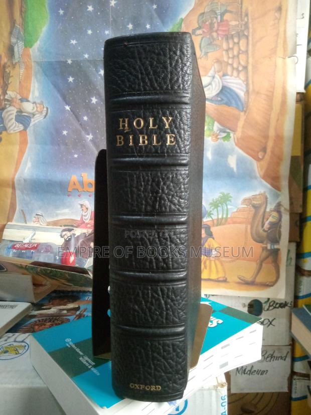 19-60s Oxford Press Oldest Holy Bible Discovered · Photo 3