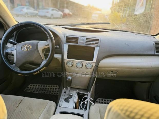 Toyota Camry LE 4dr Sedan (2.4L 4cyl 5A) 2008 Gold photo 2