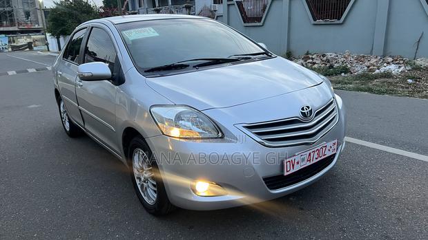 Toyota Belta 2010 Silver
