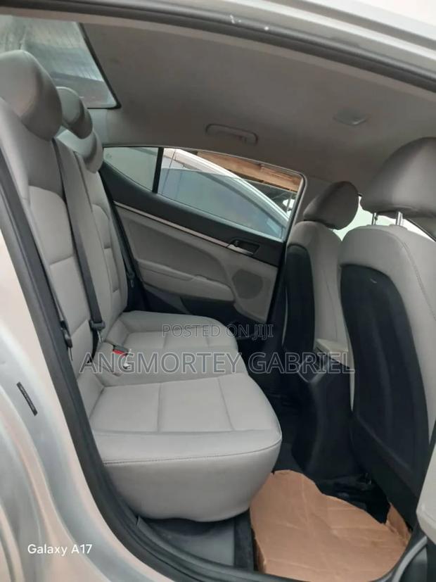 Hyundai Elantra 2018 Silver