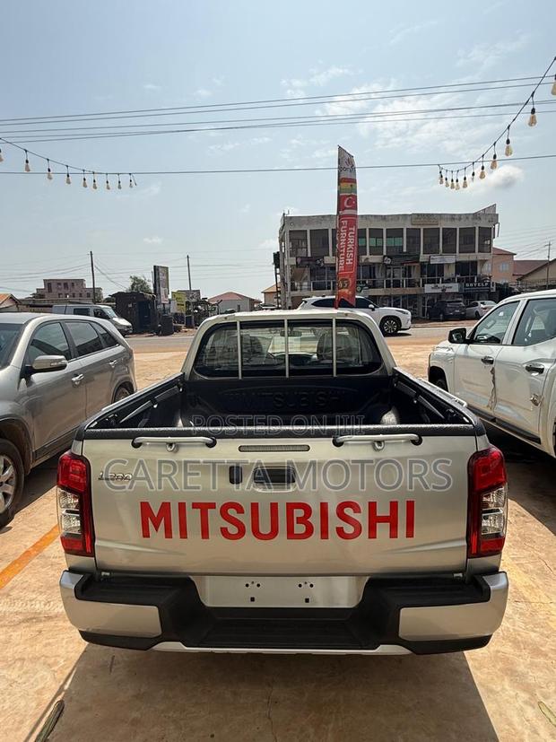 New Mitsubishi L200 2023 Silver